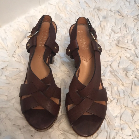 Barney’s 👠 - Picture 1 of 7